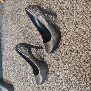 Jessica Simpson Gunmetal textured heels. Size 7 1/2. Heel height 5".